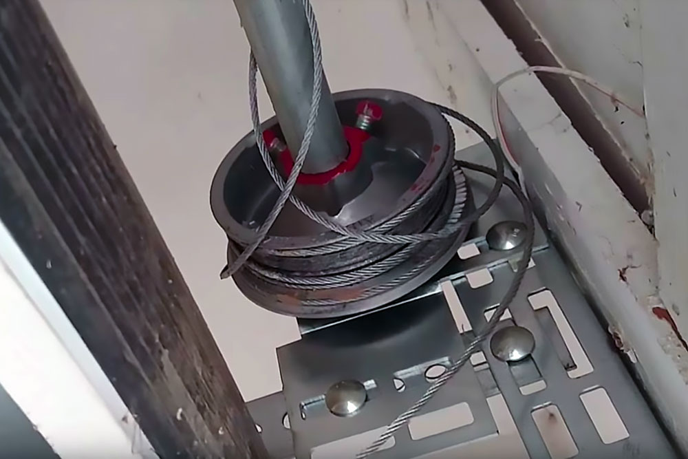 Broken-Garage-Door-Cable-1 Garage Door Cable Repair in Green Bay & Appleton | Fast Fixes