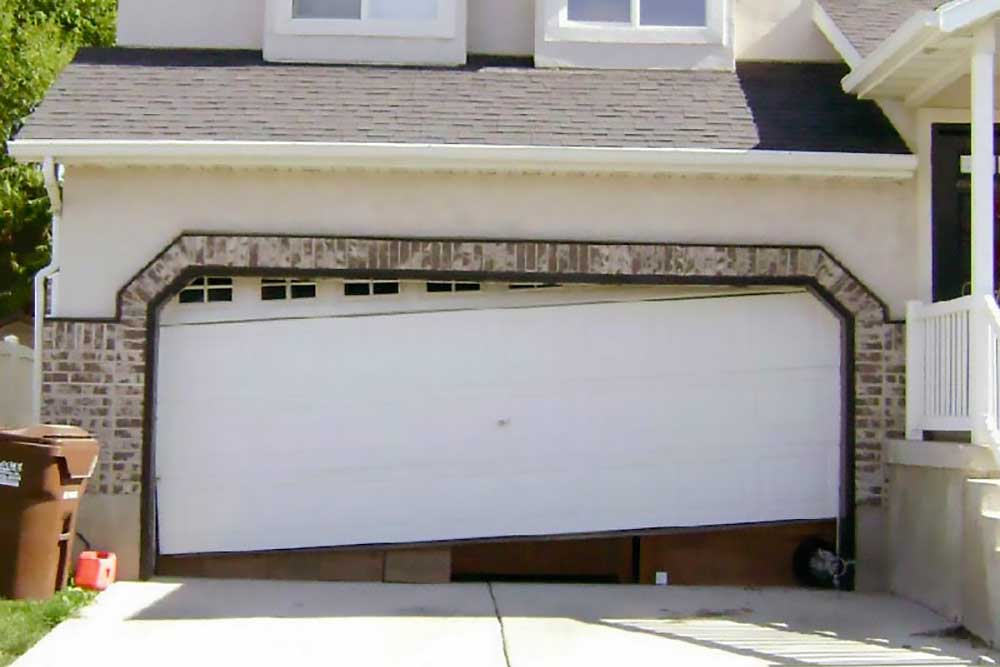 Off Track Garage Door Repair in Green Bay & Appleton